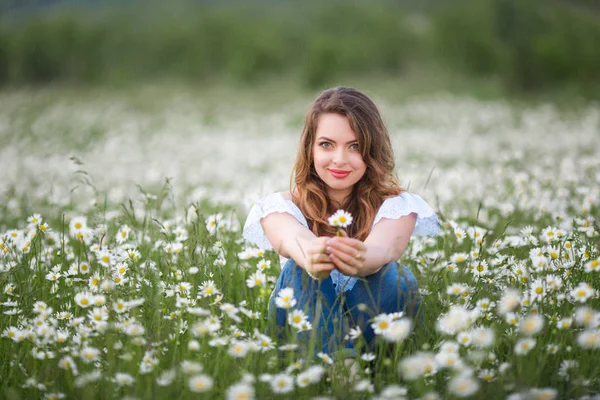 Mulher feliz bonita no campo de camomila está vestindo vestido branco, tempo de primavera — Fotografia de Stock