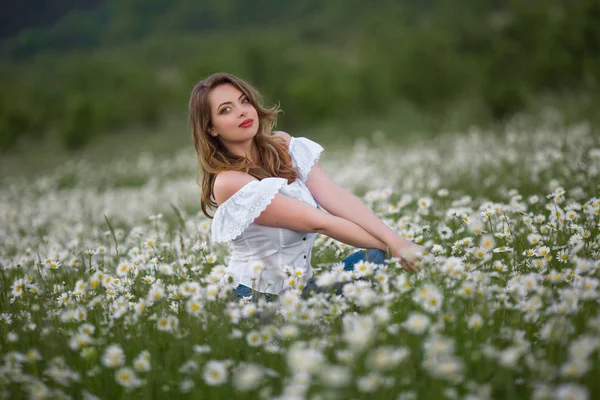 美丽快乐的女人在甘菊领域穿着白色的礼服, 春天的时间 — 图库照片