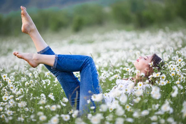 Belle femme souriante heureuse sur le champ de camomille porte une robe blanche, printemps — Photo