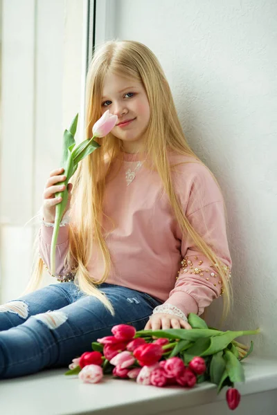 Linda chica rubia con ramo de flores de color rosa tulipán. Concepto Pascua —  Fotos de Stock