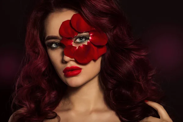 Ritratto di bella donna con trucco creativo e petali di rosa del suo viso — Foto Stock