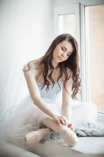 Gadis cantik balerina duduk di jendela di studio — Stok Foto