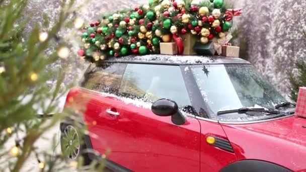 Chica bastante joven está jugando con chispas cerca de coche rojo con árbol de Navidad decorado . — Vídeo de stock