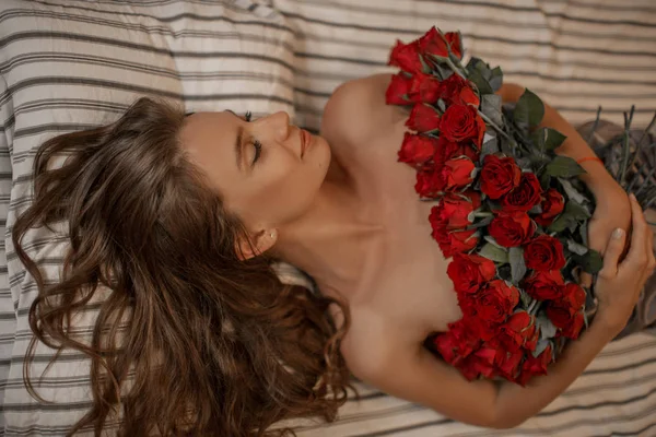 좋은 아침, 아름다운 아가씨 침대에 붉은 장미 100 송이를 들고 있습니다. — 스톡 사진