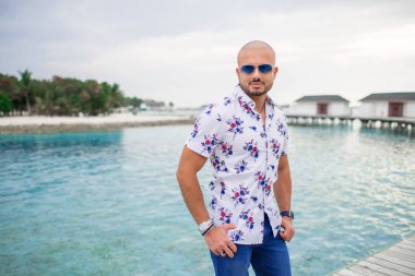 Maldivler tatil köyündeki yakışıklı adam.