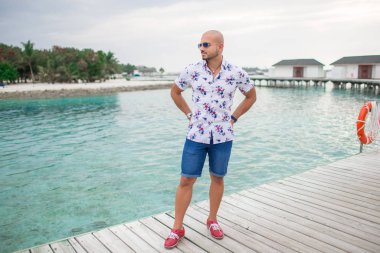 Maldivler tatil köyündeki yakışıklı adam.