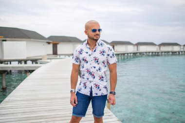 Maldivler tatil köyündeki yakışıklı adam.