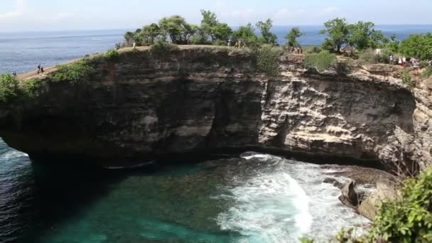 Nusa penida island is one of the tourist attracktions. Broken beach. — Stockvideo