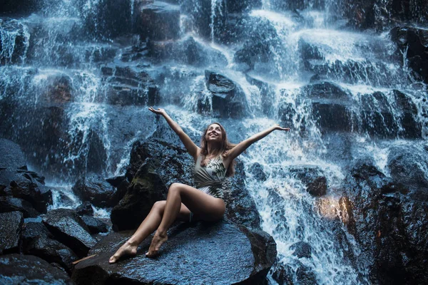 Gyönyörű szexi lány alatt Kanto Lampo vízesés Indonéziában. — Stock Fotó