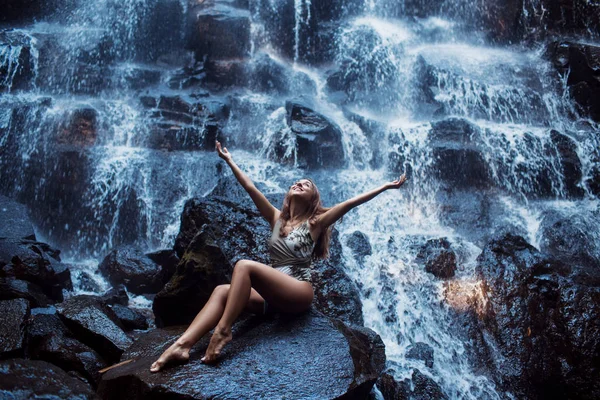 Beautiful sexy girl under Kanto Lampo waterfall in Indonesia. — Stock Photo, Image