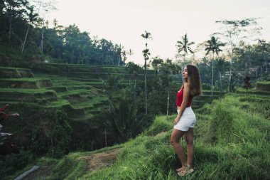 Tegalalang pirinç tarlalarında güzel bir kadın. Gün doğumunda, Ubud, Bali, Endonezya..
