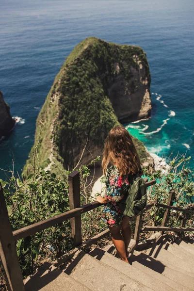可愛い女の子はインドネシアのヌサペニダ島のケリングベイを旅しています — ストック写真