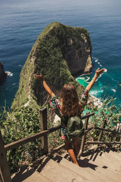 Menina bonita está viajando na baía kelingking, a ilha de Nusa Penida, Indonésia — Fotografia de Stock