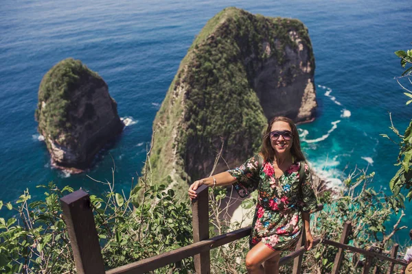 Söt flicka reser på kelingking Bay, ön Nusa Penida, Indonesien — Stockfoto