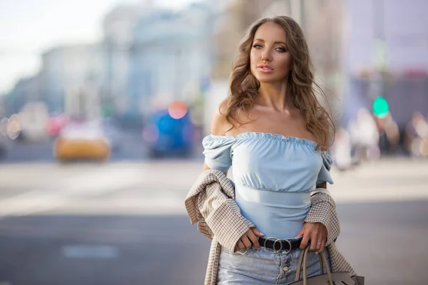 Mooie jonge vrouw draagt stijlvolle kleren lopen op straat — Stockfoto
