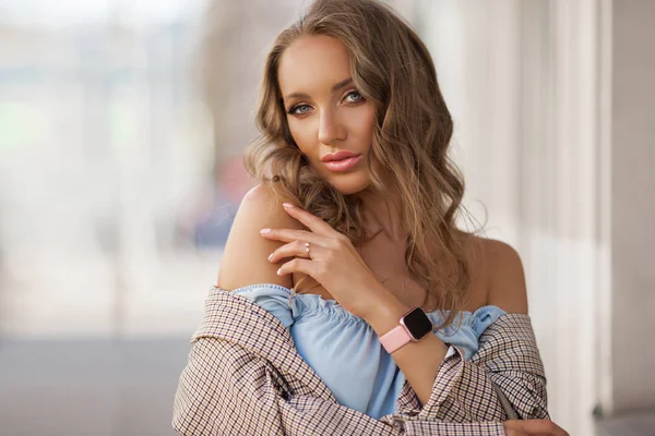 Retrato de una hermosa joven vestida con ropa elegante caminando por la calle —  Fotos de Stock