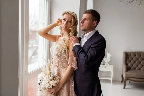 Charmant couple marié et mariée en studio avec intérieur blanc clair. Concept de mariage . — Photo