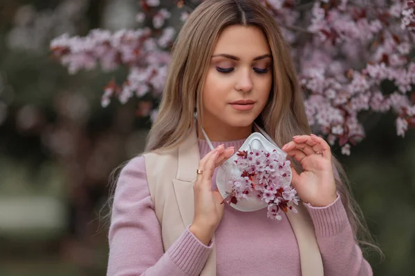 Hübsche Frau Trägt Blumen Gesichtsmaske Frühlingszeit — Stockfoto