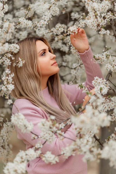 春の時間に花の庭で若い美しい女性の肖像画 アーモンドの花 — ストック写真