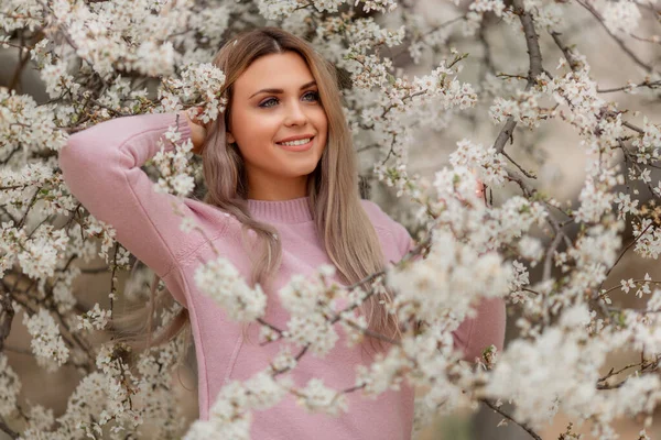 Porträtt Ung Vacker Kvinna Blomsterträdgården Våren Mandelblommor Blommar — Stockfoto