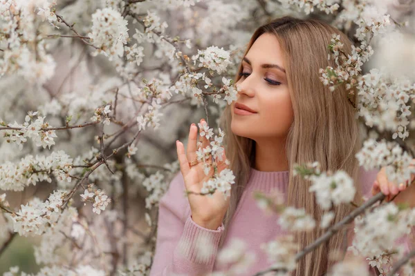 Porträt Einer Jungen Schönen Frau Blühenden Garten Frühling Mandelblüten — Stockfoto