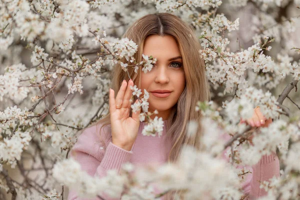 Porträtt Ung Vacker Kvinna Blomsterträdgården Våren Mandelblommor Blommar — Stockfoto