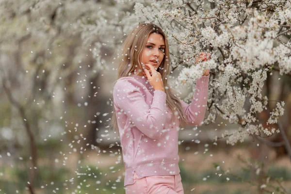 春の花の庭で若い美しい女性の肖像画 アーモンドの花 — ストック写真