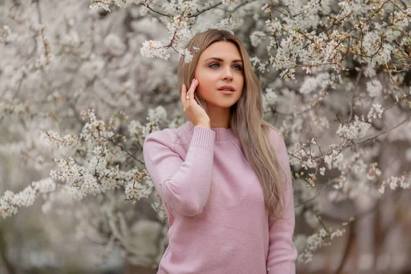 Porträt Einer Jungen Schönen Frau Blühenden Garten Frühling Mandelblüten — Stockfoto