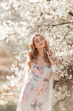 Bahar çiçekleri arasında güzel doğal bir kadın.