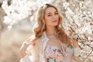 Bahar çiçekleri arasında güzel doğal bir kadın.