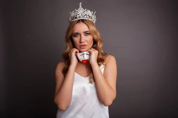 Conceito Coronavírus Mulher Está Usando Máscara Coroa Fundo Cinza Surto — Fotografia de Stock