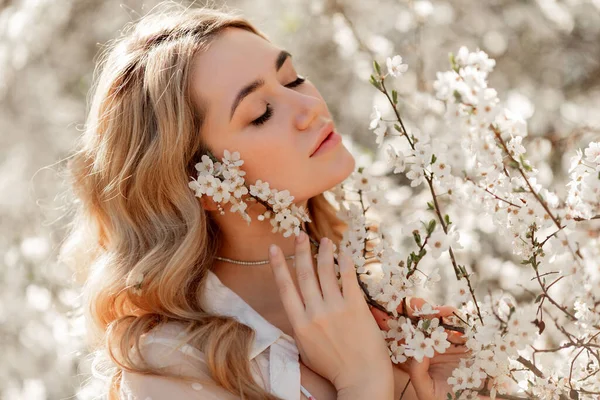 Hermosa Mujer Natural Durante Tiempo Floración Primavera — Foto de Stock