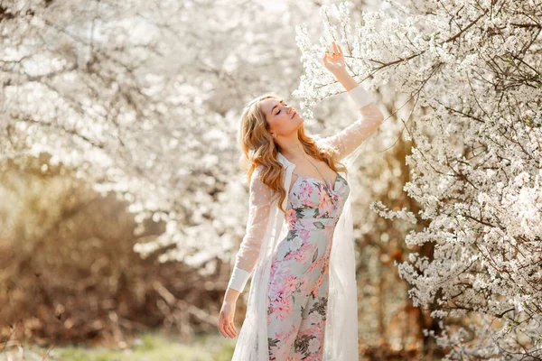 Hermosa Mujer Natural Durante Tiempo Floración Primavera — Foto de Stock