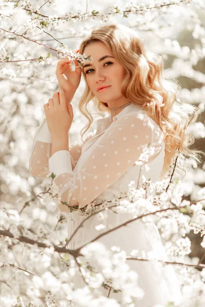 Hermosa Mujer Natural Durante Tiempo Floración Primavera —  Fotos de Stock