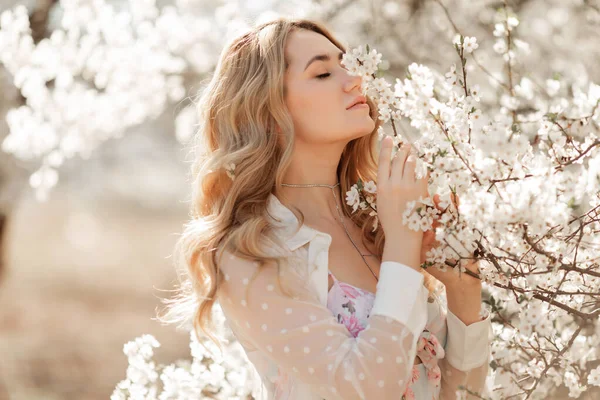 Hermosa Mujer Natural Durante Tiempo Floración Primavera — Foto de Stock