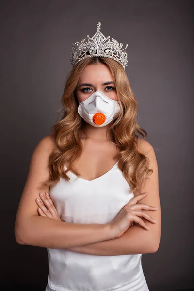 Concept Coronavirus Femme Porte Masque Une Couronne Sur Fond Gris Photos De Stock Libres De Droits