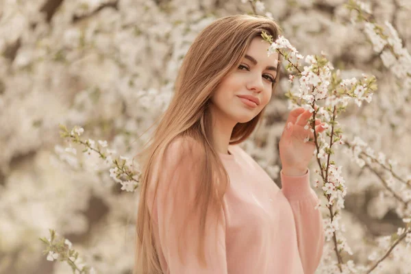 Schöne Natürliche Frau Zur Frühlingsblütezeit — Stockfoto