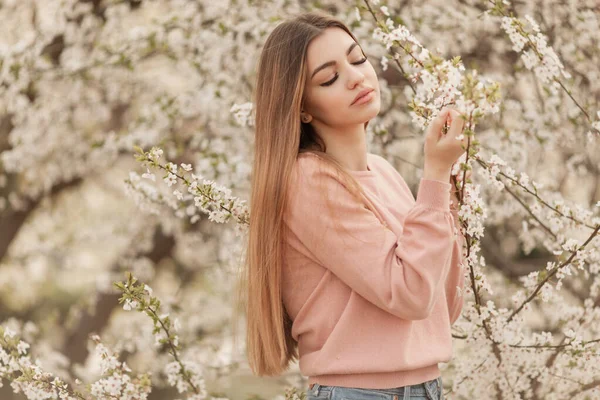 Vacker Naturlig Kvinna Våren Blomningstid — Stockfoto
