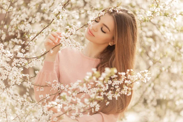 Bahar Çiçekleri Arasında Güzel Doğal Bir Kadın — Stok fotoğraf