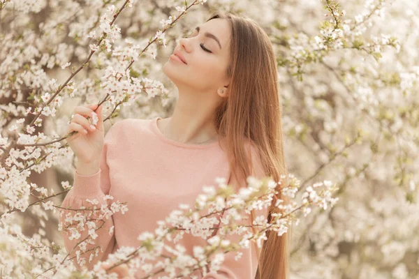 春の花の時期の美しい自然女性 — ストック写真