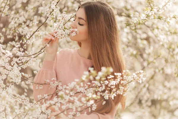 Krásná Přírodní Žena Během Jarního Květu — Stock fotografie