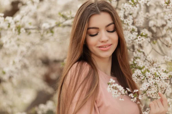 Belle Femme Naturelle Pendant Floraison Printanière — Photo