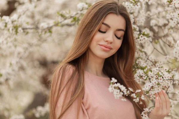 Schöne Natürliche Frau Zur Frühlingsblütezeit — Stockfoto