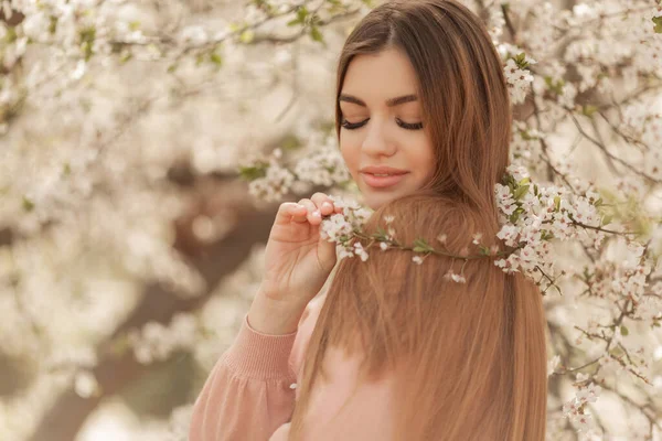 Vacker Naturlig Kvinna Våren Blomningstid — Stockfoto