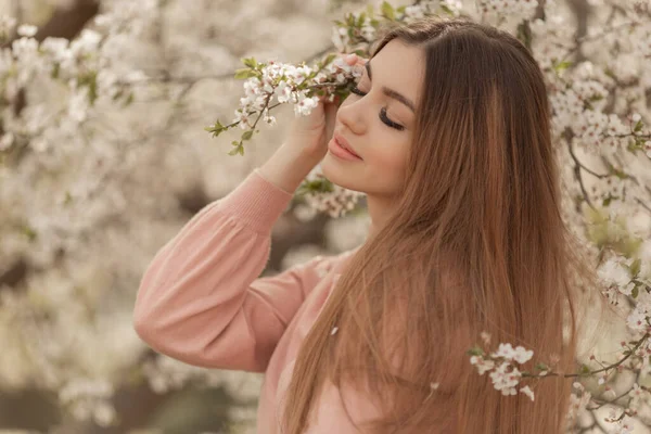 Kiraz Bahçesinde Bahar Çiçekleri Açan Güzel Doğal Bir Kadın — Stok fotoğraf