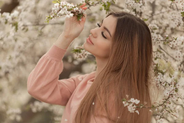 桜の庭で春の時間中に美しい自然女性 — ストック写真