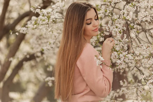 Hermosa Mujer Natural Durante Floración Primavera Jardín Cerezos —  Fotos de Stock