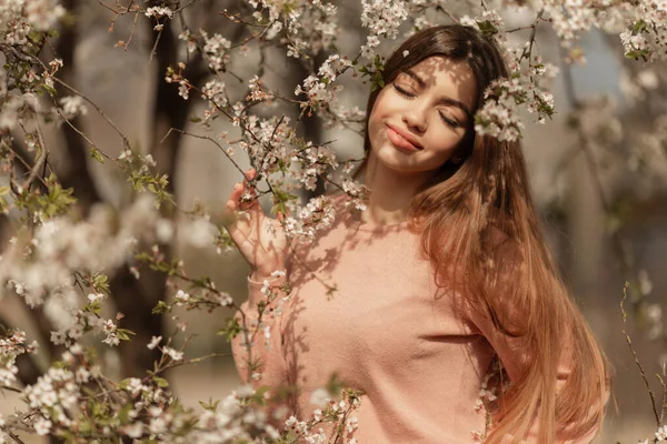 樱桃园春花盛开时美丽的自然女子 — 图库照片