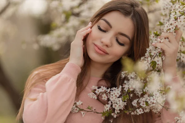 Hermosa Mujer Natural Durante Floración Primavera Jardín Cerezos —  Fotos de Stock