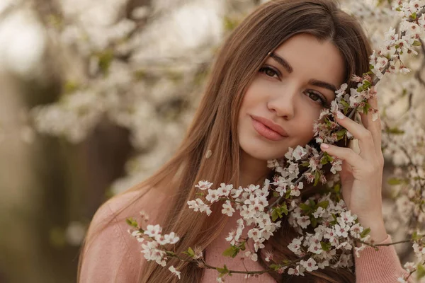 Vacker Naturkvinna Våren Blomningstid Körsbär Trädgård — Stockfoto